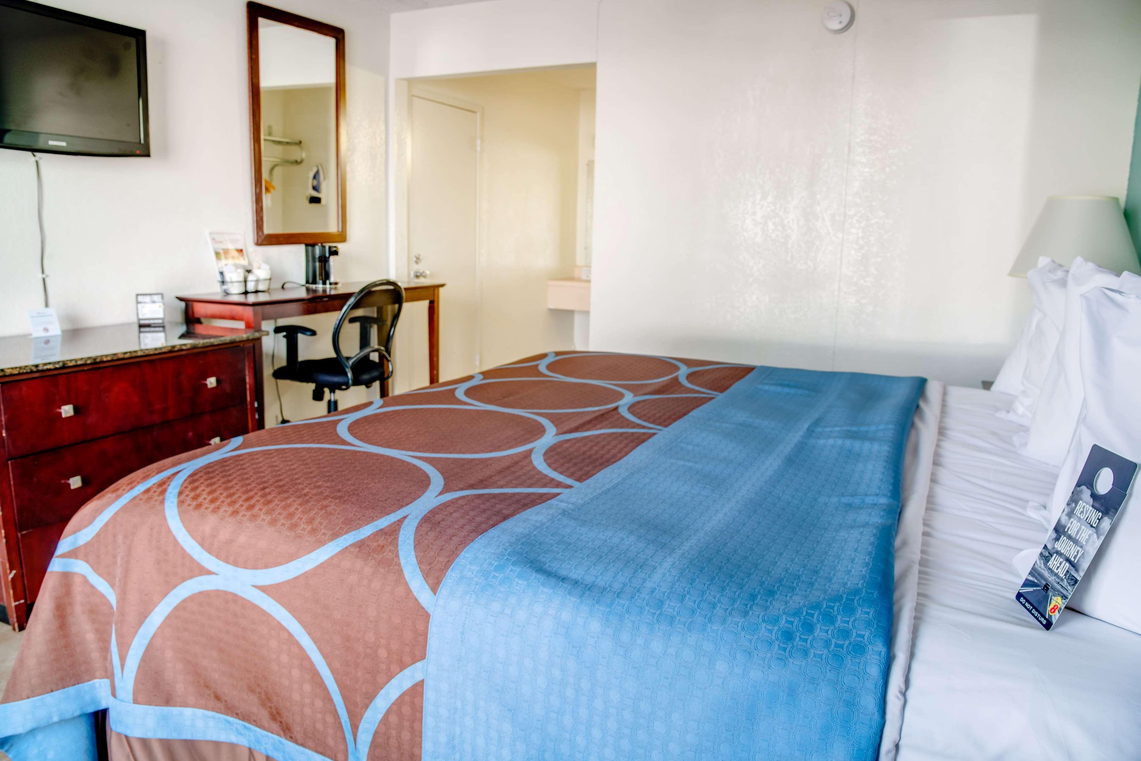 Super 8 By Wyndham St. Petersburg Hotel Exterior photo