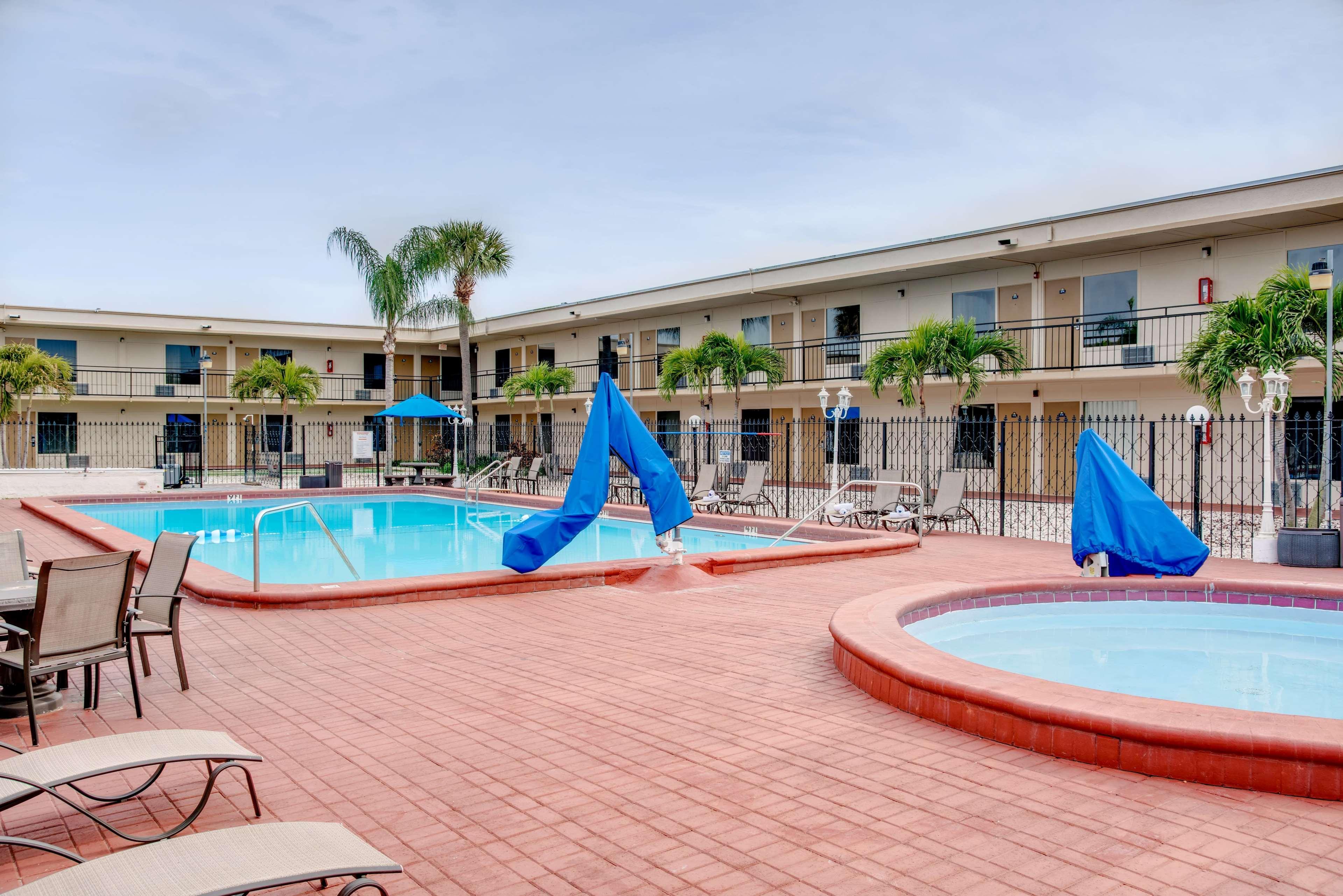 Super 8 By Wyndham St. Petersburg Hotel Exterior photo