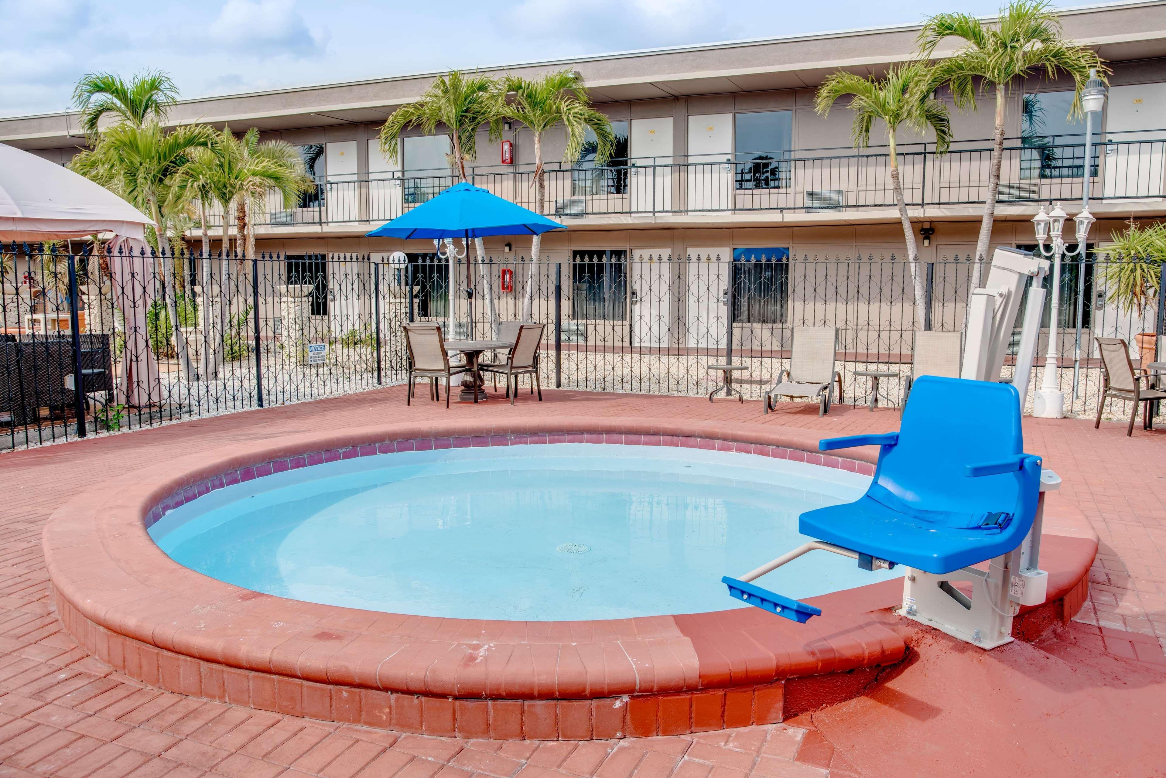 Super 8 By Wyndham St. Petersburg Hotel Exterior photo