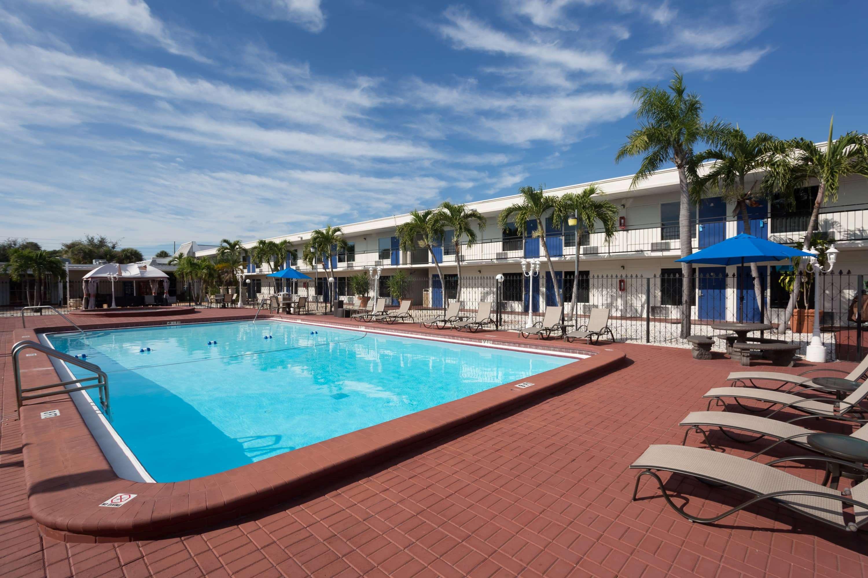 Super 8 By Wyndham St. Petersburg Hotel Exterior photo