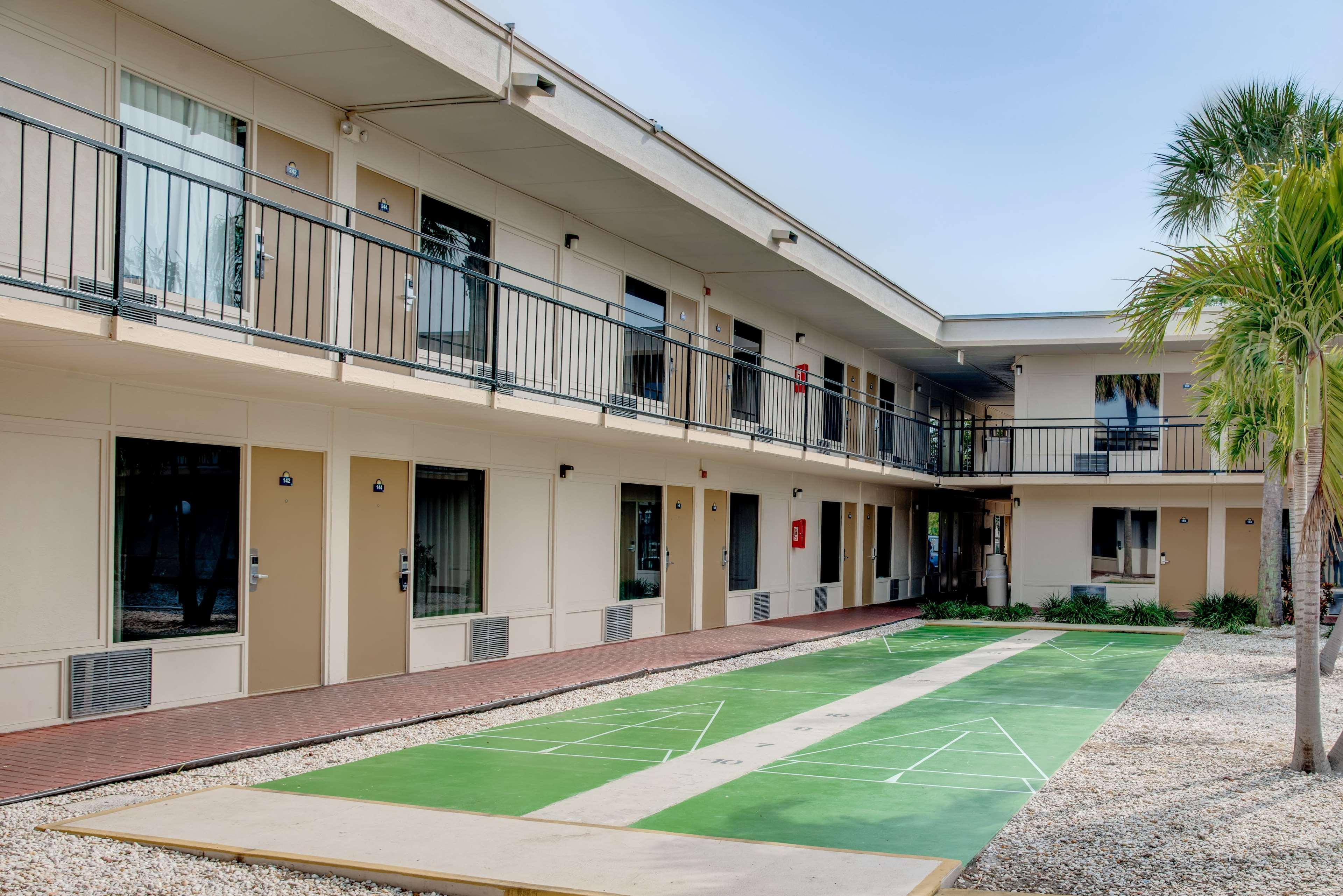 Super 8 By Wyndham St. Petersburg Hotel Exterior photo