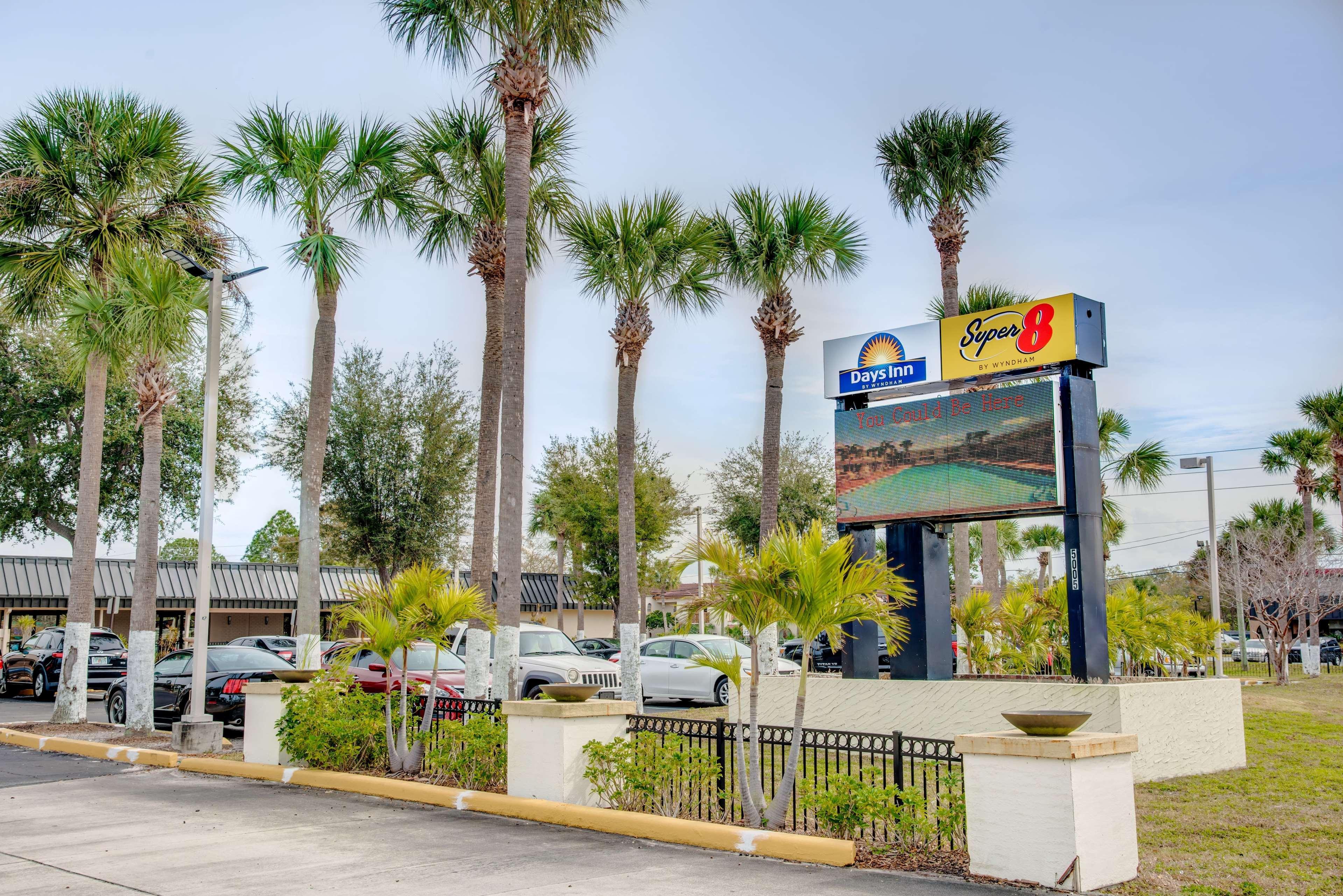 Super 8 By Wyndham St. Petersburg Hotel Exterior photo