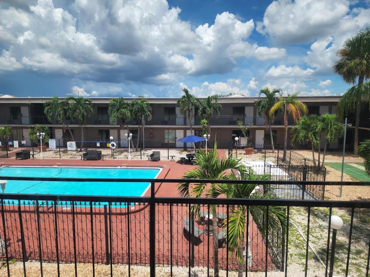 Super 8 By Wyndham St. Petersburg Hotel Exterior photo