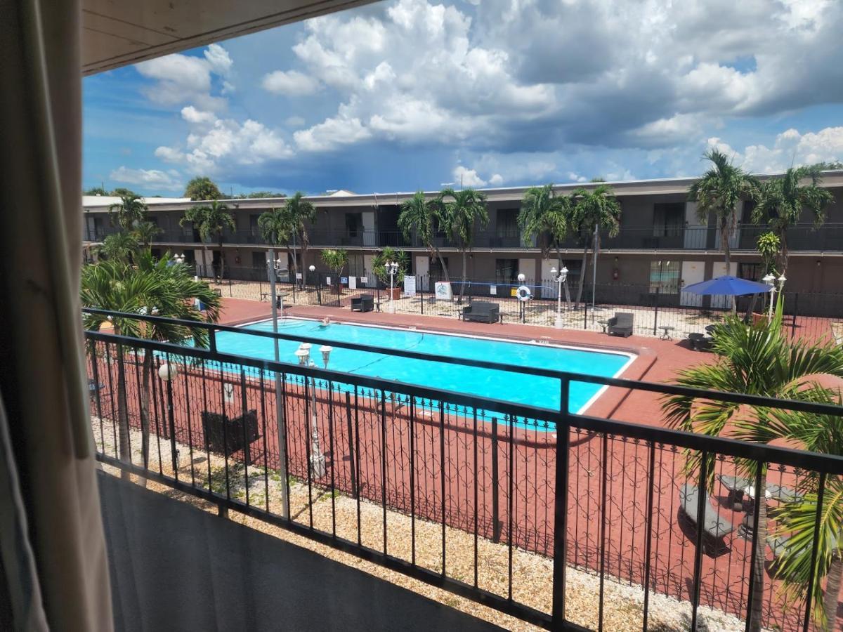 Super 8 By Wyndham St. Petersburg Hotel Exterior photo