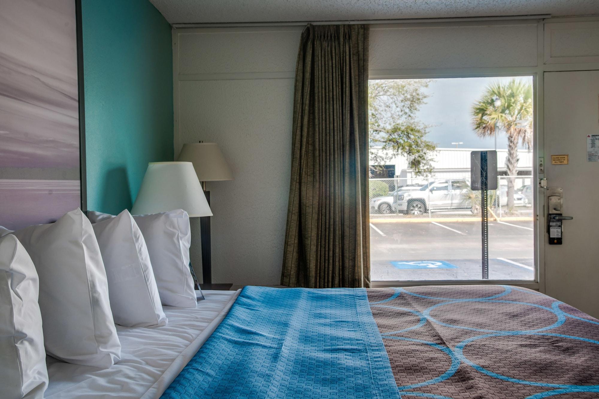 Super 8 By Wyndham St. Petersburg Hotel Exterior photo