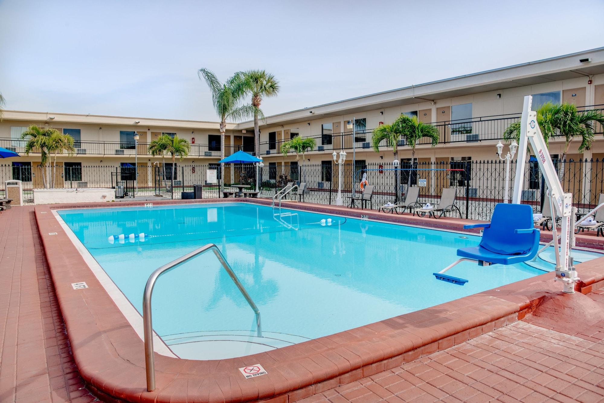 Super 8 By Wyndham St. Petersburg Hotel Exterior photo