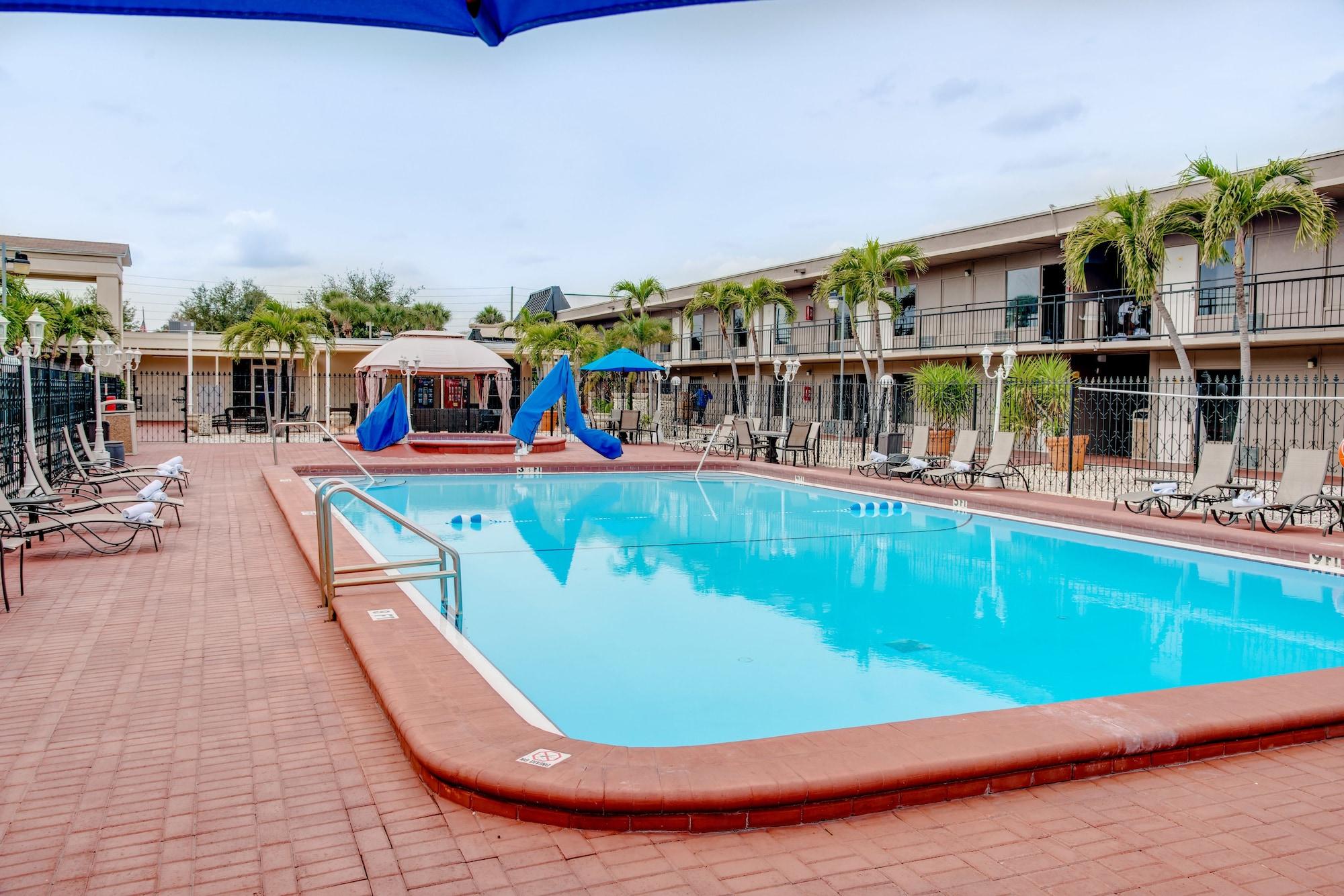 Super 8 By Wyndham St. Petersburg Hotel Exterior photo