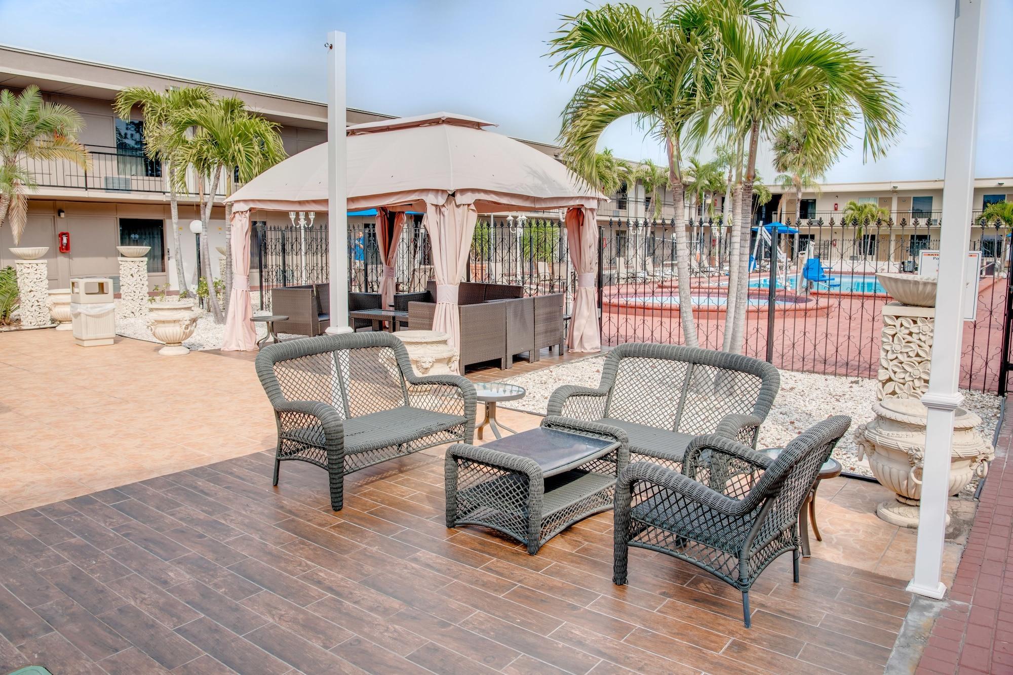 Super 8 By Wyndham St. Petersburg Hotel Exterior photo