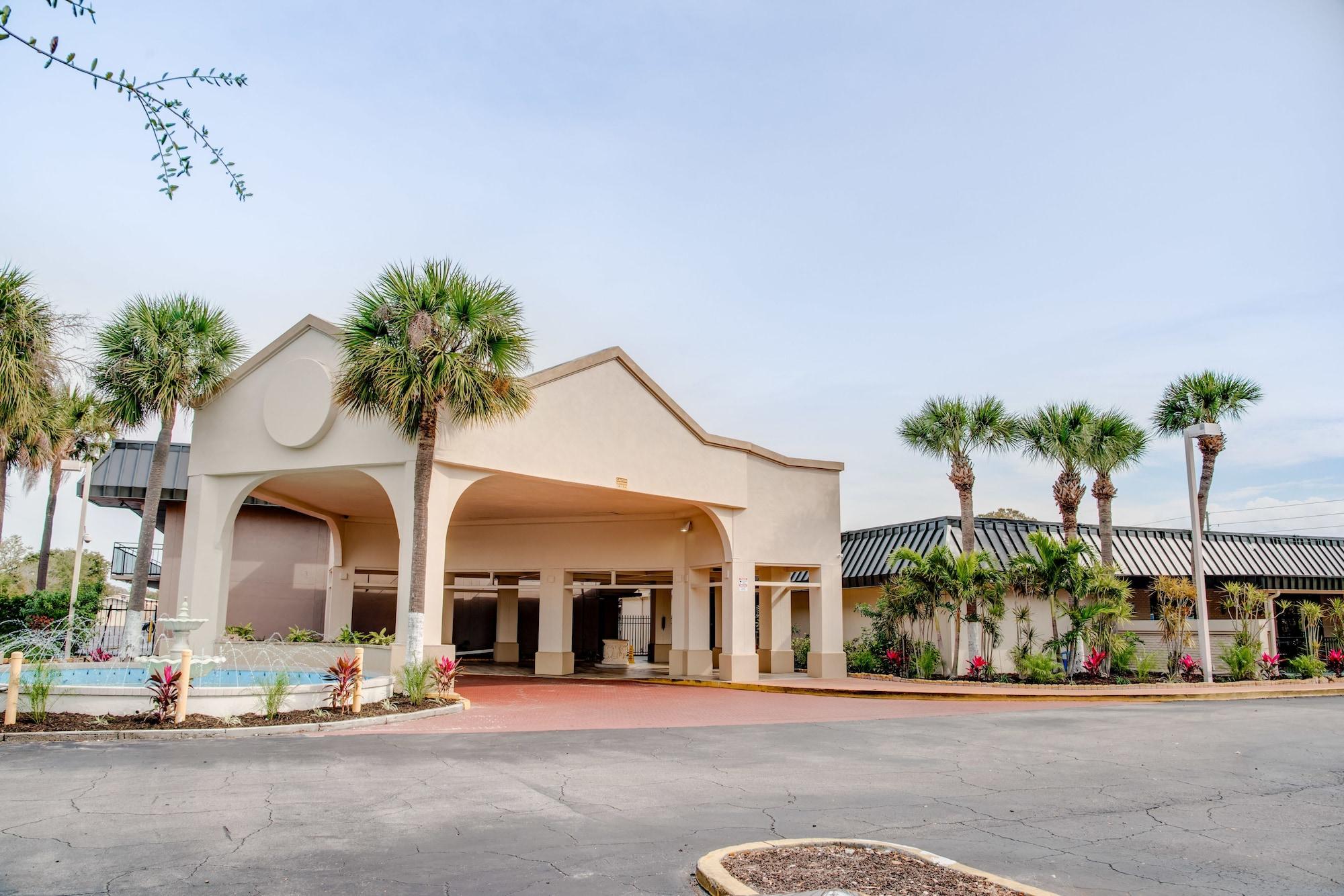 Super 8 By Wyndham St. Petersburg Hotel Exterior photo